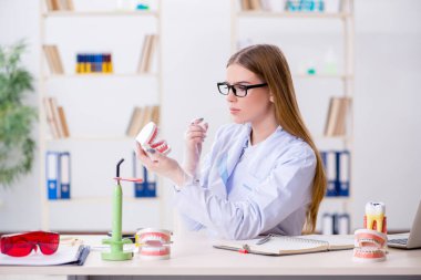 Diş hekimliği öğrencisi sınıfta pratik yapıyor.