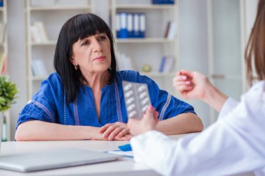 Kıdemli hasta düzenli kontrol için doktoru ziyaret ediyor.