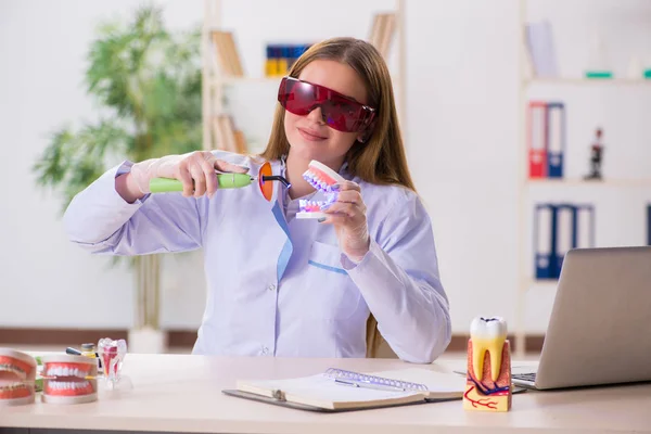 Estudiante de Odontología practicando habilidades en el aula — Foto de Stock