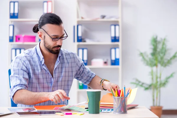 Joven diseñador trabajando en su estudio en un nuevo proyecto —  Fotos de Stock