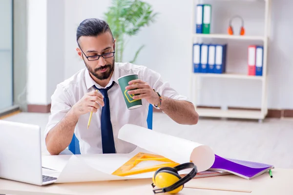 Architect werkt in zijn atelier aan nieuw project — Stockfoto