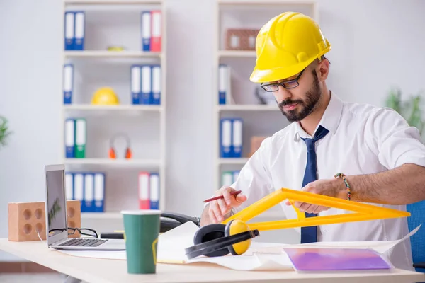 Arquitecto trabajando en su estudio en un nuevo proyecto — Foto de Stock