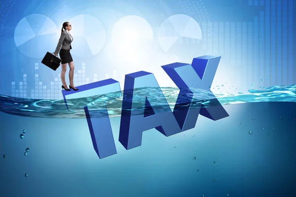 Businesswoman having problems with paying taxes — Stock Photo, Image