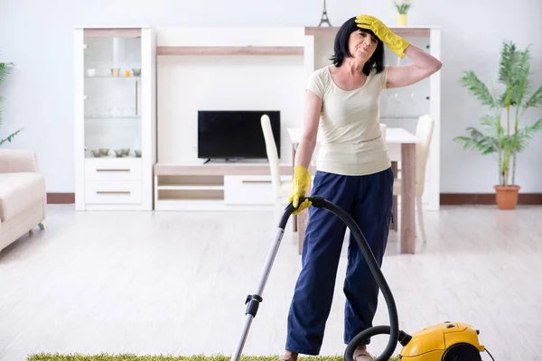 Vieille femme âgée fatiguée après l'aspirateur maison — Photo