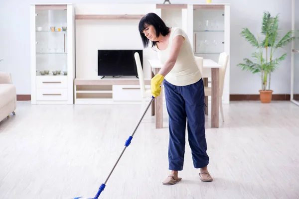 Vecchia donna matura stanca dopo le faccende domestiche — Foto Stock