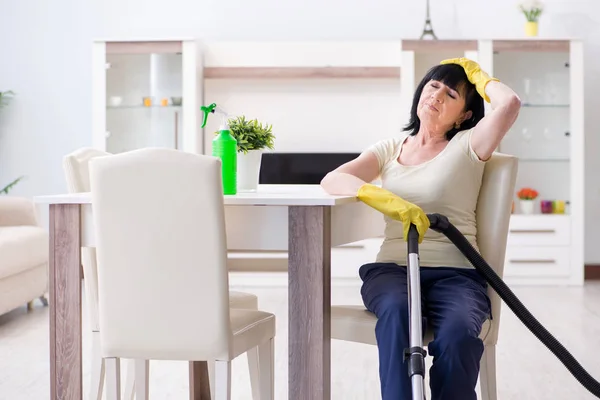 Vieille femme âgée fatiguée après l'aspirateur maison — Photo