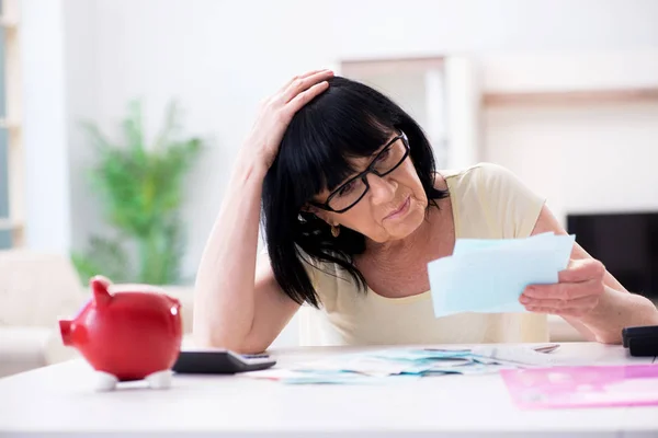 Volwassen vrouw probeert te verzoenen haar rekeningen — Stockfoto