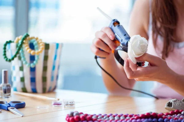 Mujer haciendo joyas en casa — Foto de Stock