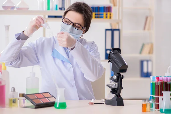 Laboratoire chimiste vérifier les produits de beauté et de maquillage — Photo