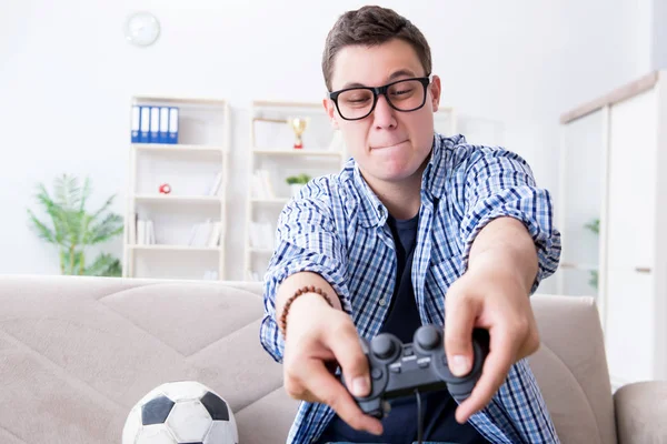 Hombre joven jugando juegos de ordenador en casa —  Fotos de Stock