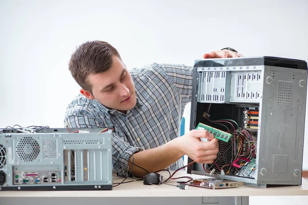 Jovem técnico de reparação de computador em oficina — Fotografia de Stock