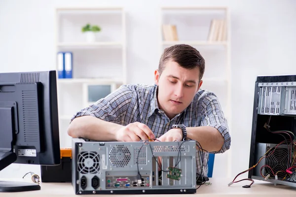 Jonge technicus repareert computer in werkplaats — Stockfoto