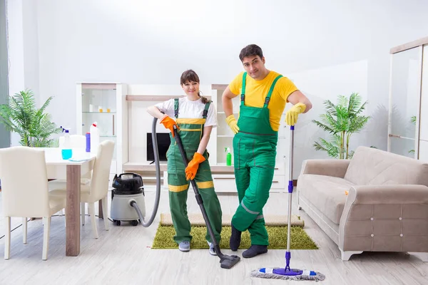 Schoonmaken van professionele aannemers die thuis werken — Stockfoto