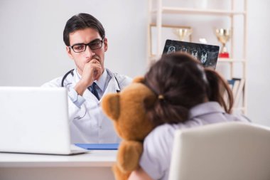 Küçük kız düzenli check-up için doktoru ziyaret ediyor.
