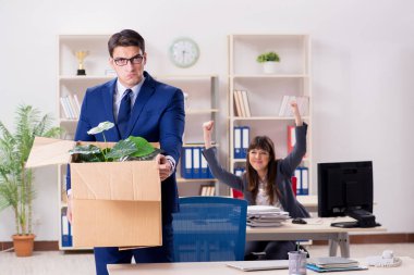 İşinden kovulan kişi.