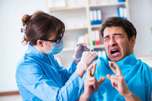 Ο ασθενής φοβάται τον οδοντίατρο κατά τη διάρκεια επίσκεψης γιατρού — Φωτογραφία Αρχείου