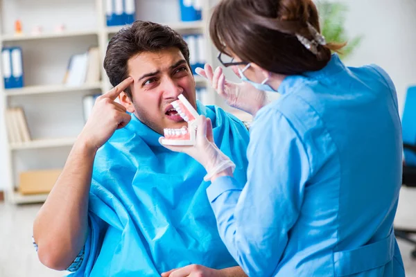 Paciente con miedo del dentista durante la visita al médico — Foto de Stock