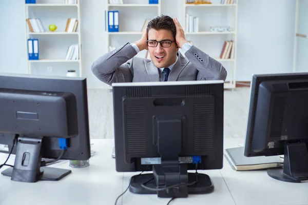 Empresario sentado frente a muchas pantallas — Foto de Stock