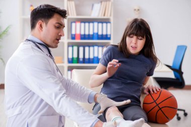 Bayan basketbolcu yaralandıktan sonra doktoru ziyaret ediyor.