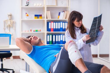 Spor oyuncusu yaralandıktan sonra doktoru ziyaret etti