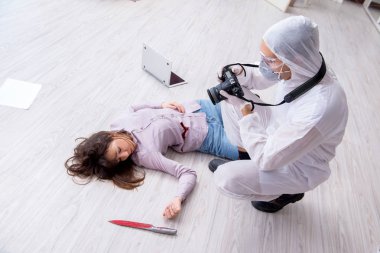 Olay yerindeki adli tıp araştırmacısı kadın mur.