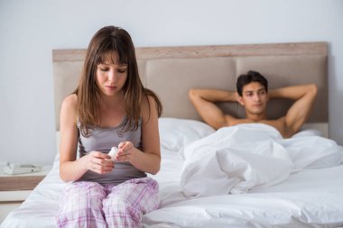 Kadın ve erkek yatak odasında.