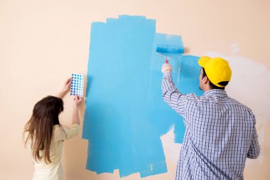 Karı koca evlerinde tadilat yapıyorlar.