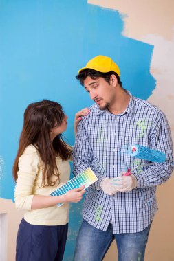 Karı koca evlerinde tadilat yapıyorlar.