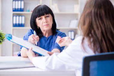 Kıdemli hasta düzenli kontrol için doktoru ziyaret ediyor.