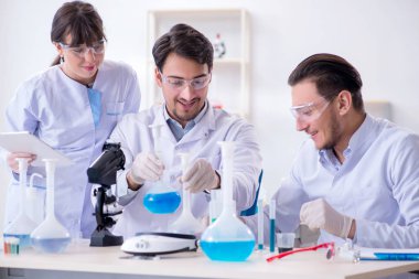 Laboratuvarda çalışan kimyagerler.