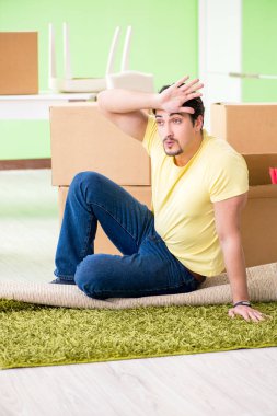 Genç ve yakışıklı bir adam yeni evine taşınıyor.