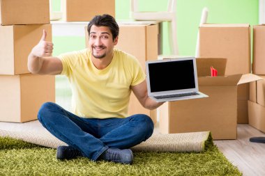 Genç ve yakışıklı bir adam yeni evine taşınıyor.