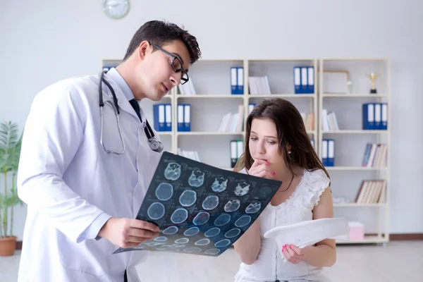 Vrouw met nekletsel bezoekende arts voor controle — Stockfoto