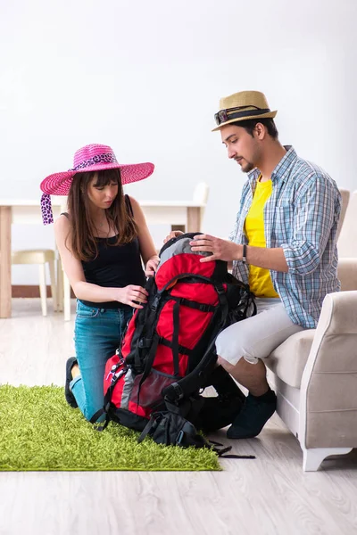 Jovem par ativo se preparando para a viagem de lua de mel — Fotografia de Stock