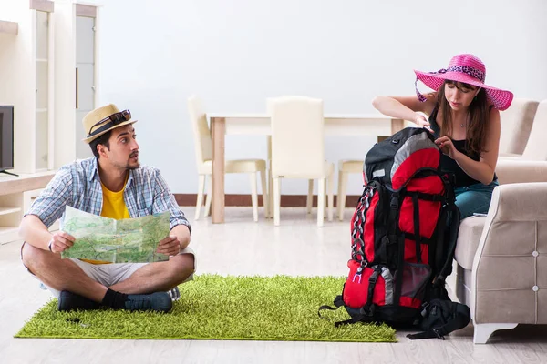 若いペア彼らの新婚旅行のキャンプ旅行を計画 — ストック写真