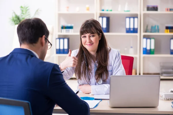 Empresario discutiendo problemas de salud con el médico — Foto de Stock