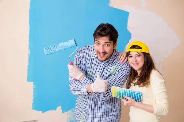 Husband and wife doing renovation at home — Stock Photo, Image