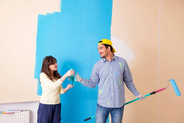Mąż i żona robią remont w domu — Zdjęcie stockowe