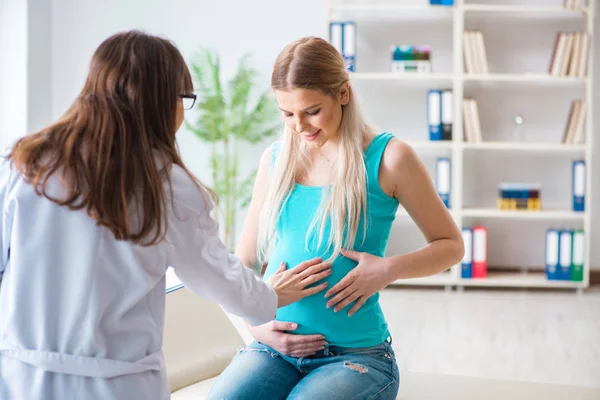 Беременная женщина на регулярном осмотре беременности — стоковое фото