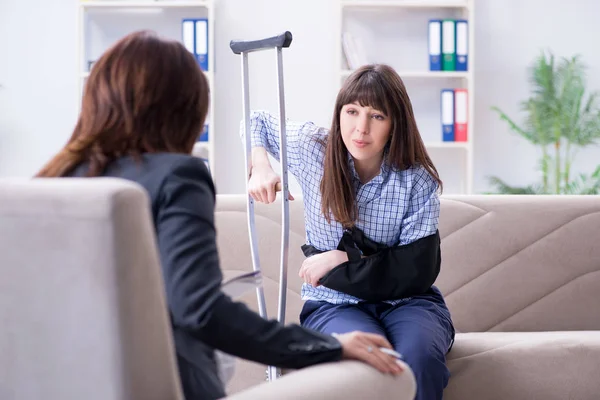 Verwondde vrouw bezoekt fycholoog voor advies — Stockfoto