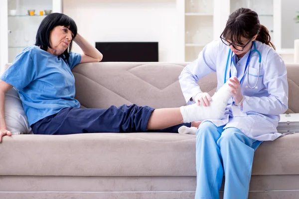 Medico esaminando vecchia donna matura dopo incidente — Foto Stock