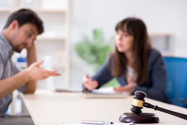 Samice právník setkání s jeho mužské klienta v kanceláři — Stock fotografie