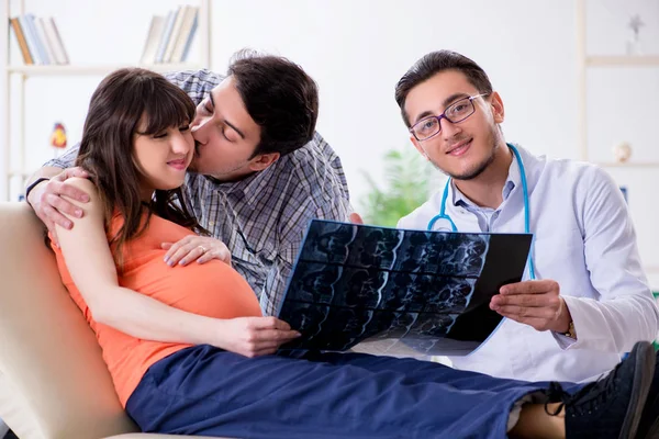 Wanita hamil dengan suaminya mengunjungi dokter di klinik — Stok Foto
