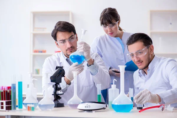 Equipo de químicos trabajando en el laboratorio —  Fotos de Stock