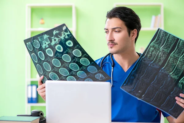 Joven médico que trabaja en el hospital — Foto de Stock