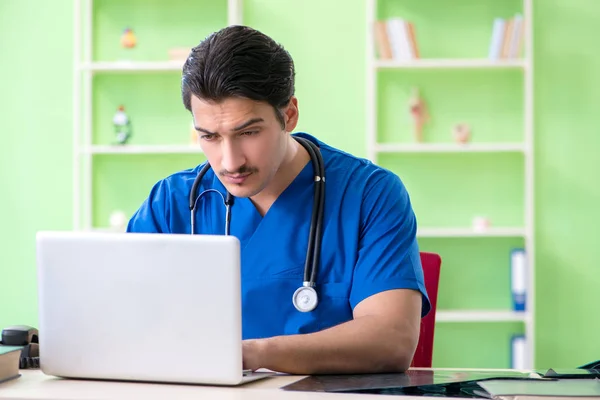 Young doctor working in the hospital — Stock Photo, Image