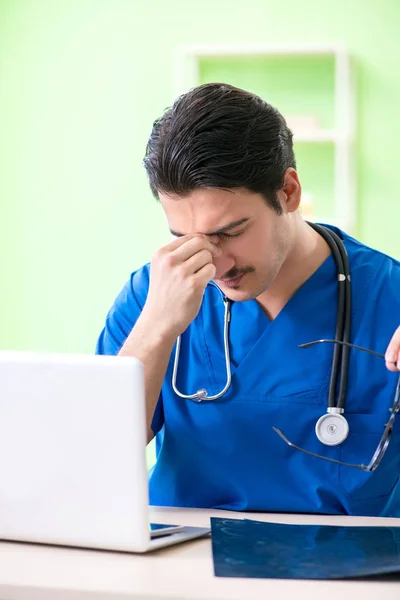 Giovane medico che lavora in ospedale — Foto Stock