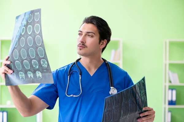 Ung läkare som arbetar på sjukhuset — Stockfoto