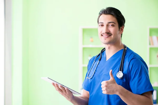 Junger Arzt arbeitet im Krankenhaus — Stockfoto