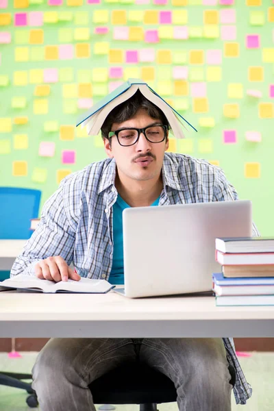 Studente Con Molte Priorità Contrastanti — Foto Stock